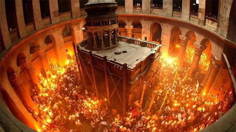 من قلب الظلام.. نور المسيح يتوهج من جديد في سبت النور