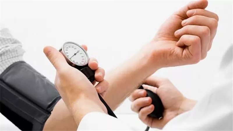 تحذيرات لمرضى الضغط في الموجة الحارة.. أعراض وإرشادات مهمة