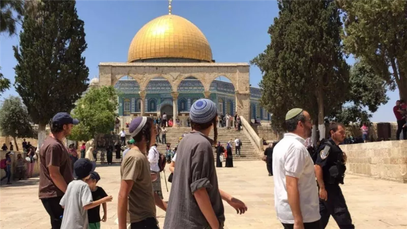 تصعيد جديد بالقدس.. عشرات المستوطنين يقتحمون المسجد الأقصى بحماية شرطة الاحتلال