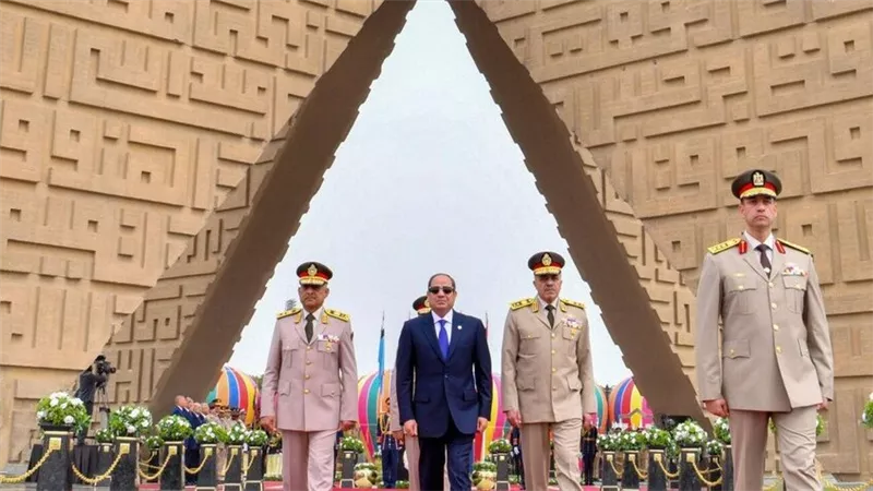لذكرى تحرير سيناء.. السيسي يضع إكليل الزهور على النصب التذكاري لشهداء الجيش