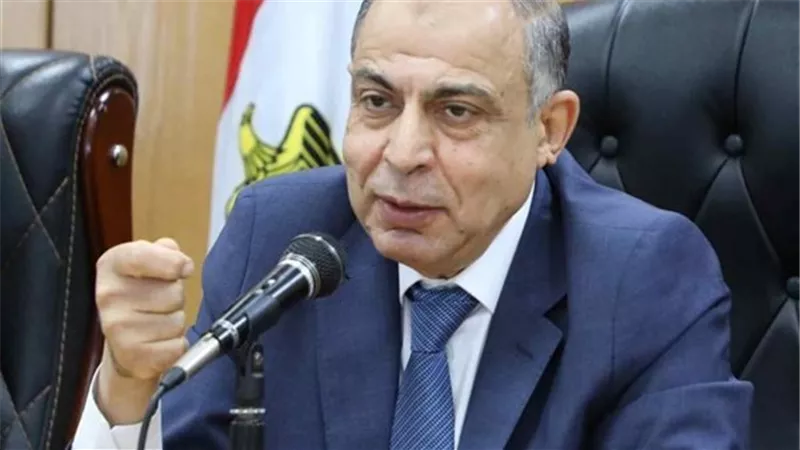  كدواني.. حملات تفتيشية على المحال للتأكد من تطبيق مواعيد الصيف الجديدة بالمنيا