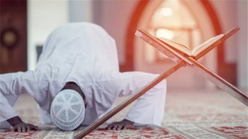 نسي الإمام سجدة التلاوة في الصلاة.. تعرف على الحكم الشرعي الصحيح