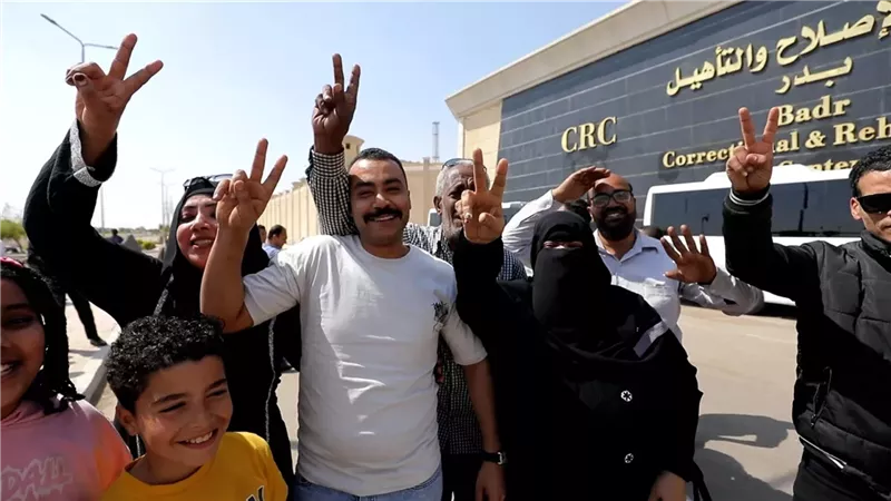 احتفالا بتحرير سيناء.. السيسي يصدر قرارا بالعفو عن 746 سجينا