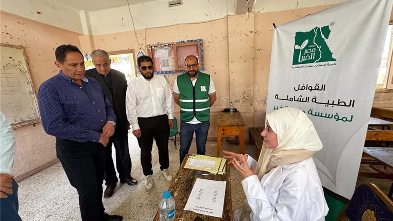 اللواء عاصم سعدون يتفقد القافلة الطبية لمؤسسة «مصر الخير» بمدينة العريش