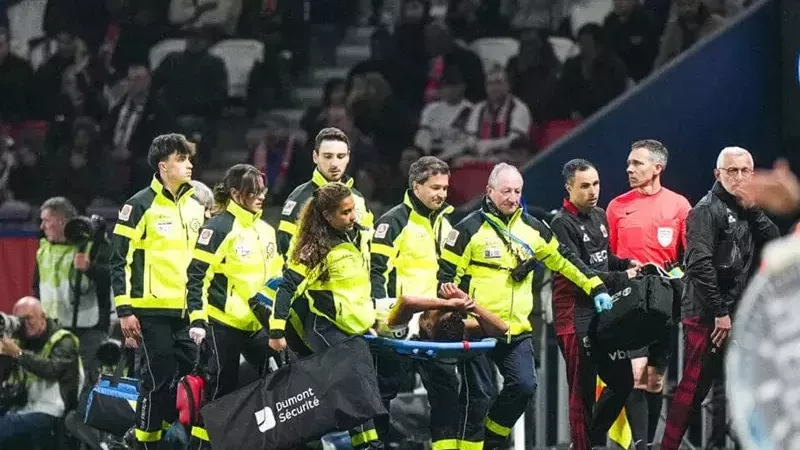 محمد عبد المنعم يغادر ملعب«نيس» باكيا بعد إصابته بتمزق في الرباط الصليبي