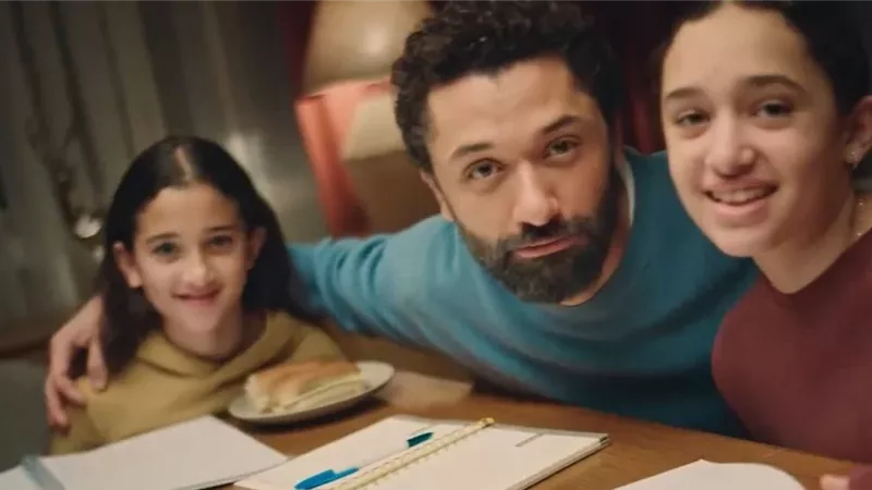 كريم محمود عبد العزيز وابنتاه في إعلان بنك ABC وعلاقته بدينا الشربيني