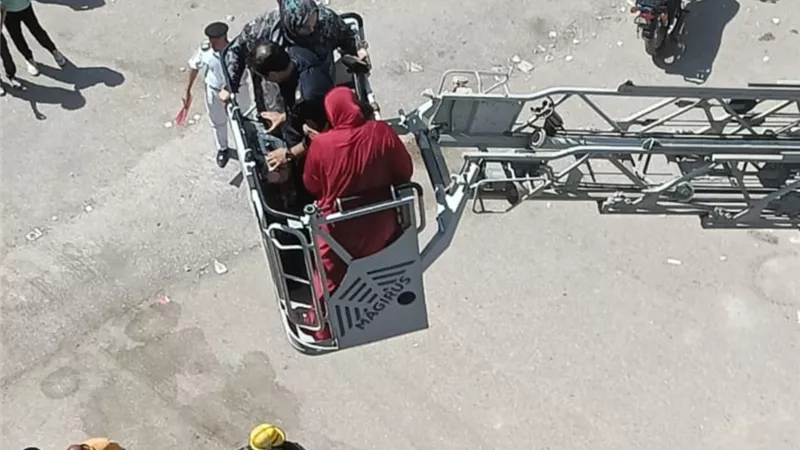 الحماية المدنية تنقذ عشرات المحتجزين داخل عقار جراء انهيار السلم بالقاهرة