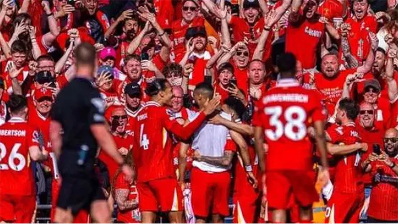 صلاح يقود ليفربول للتتويج بالدوري الإنجليزي بفوز ساحق على توتنهام