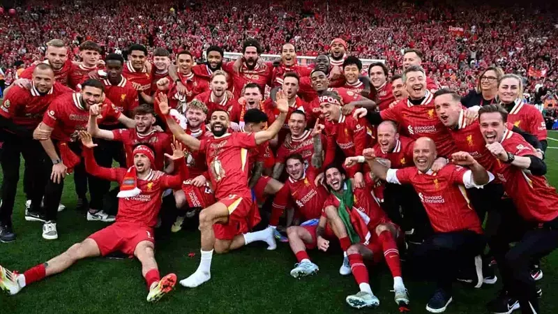  احتفالات صاخبة في أنفيلد.. ليفربول يستعيد المجد المحلي ويتوج بالبريميرليج