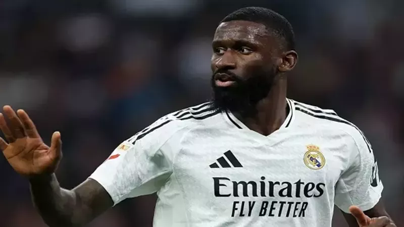 سلوك غير مقبول.. الاتحاد الألماني ينتقد روديجر بعد طرده أمام برشلونة
