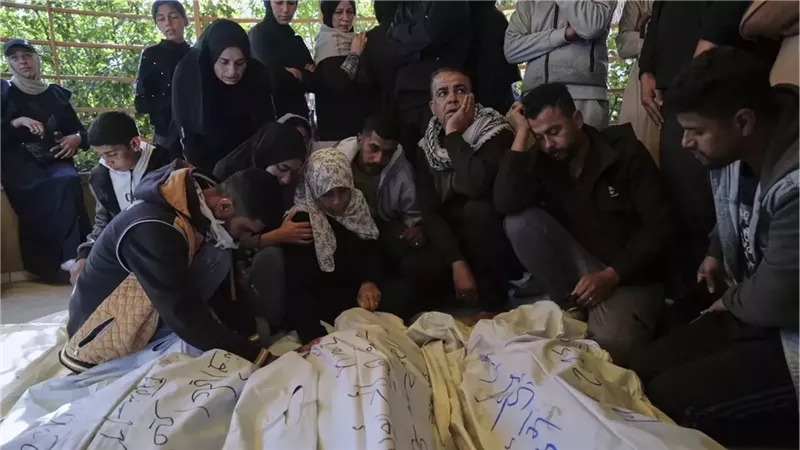الاحتلال يصعد في غزة.. عشرات الشهداء ونزوح جماعي شرق المدينة