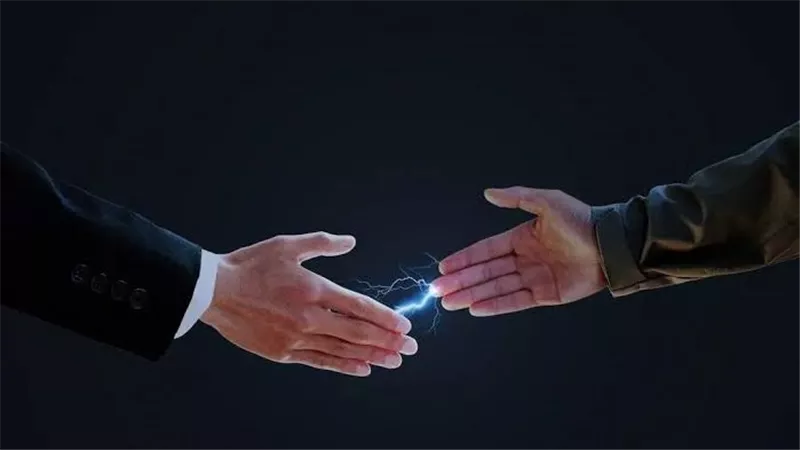 هل تشعر بالكهرباء عند اللمس؟ اكتشف الأسباب الطبية وراء ذلك