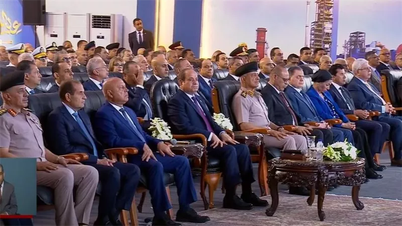 احتفالية عيد العمال 2025.. السيسي يتسلم درع الاتحاد العام لنقابات عمال مصر