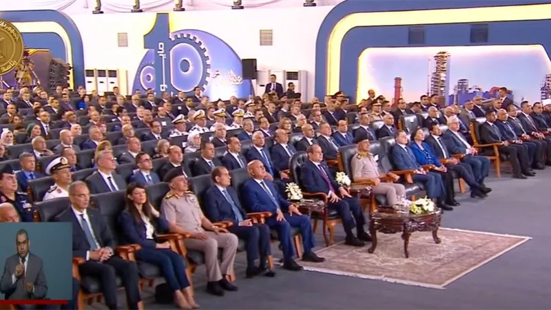 الرئيس السيسي يشاهد فيلما تسجيليا بعنوان«أياد كريمة»خلال احتفالية عيد العمال في السويس