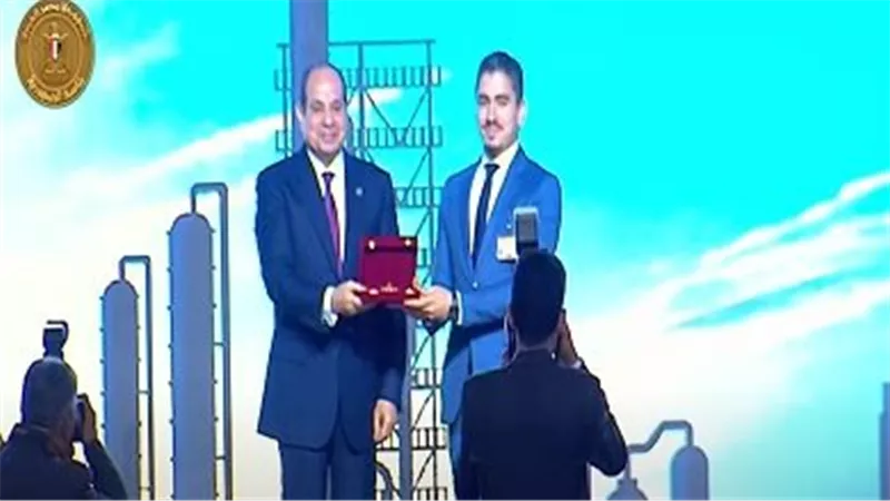 الرئيس السيسي يكرم نماذج عمالية متميزة في احتفالية عيد العمال بالسويس