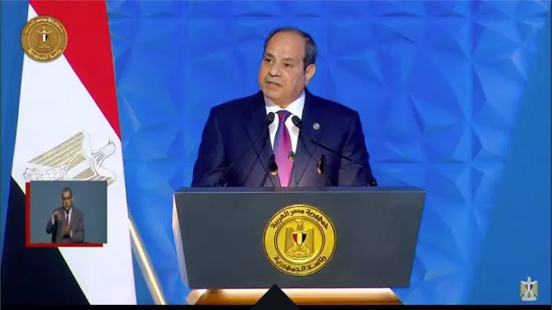 الرئيس السيسي يوقع «قانون العمل الجديد» ويعد بتحسين حقوق العمال