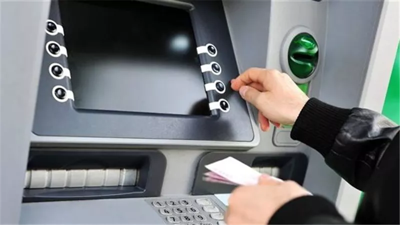 بعد القرار الجديد.. تعرف على رسوم السحب والاستعلام من ماكينات الـATM