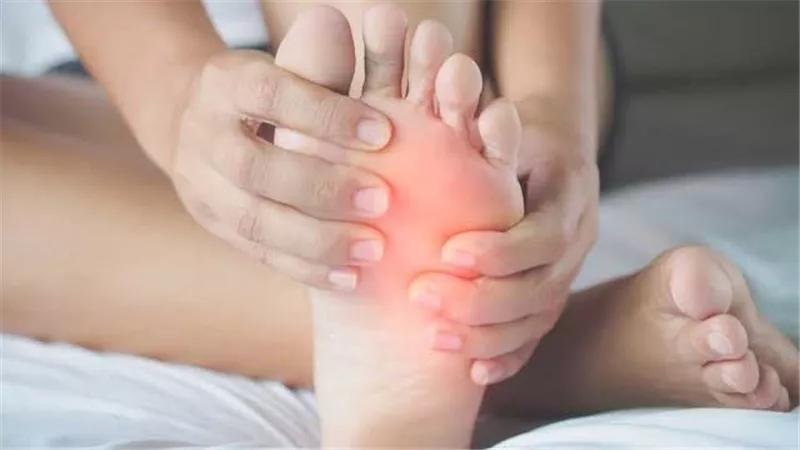 تنميل القدمين.. أسبابه الخفية وكيفية التخلص منه بوسائل طبيعية وآمنة في المنزل