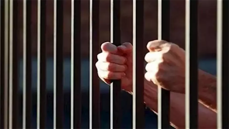 متجردا من مشاعر الأبوة.. حكم رادع للمتهم بهتك عرض طفلته في السويس