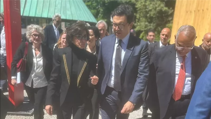 وزير الثقافة المصري يرافق نظيرته الفرنسية بجولة في الجناح المصري ببينالي فينيسيا