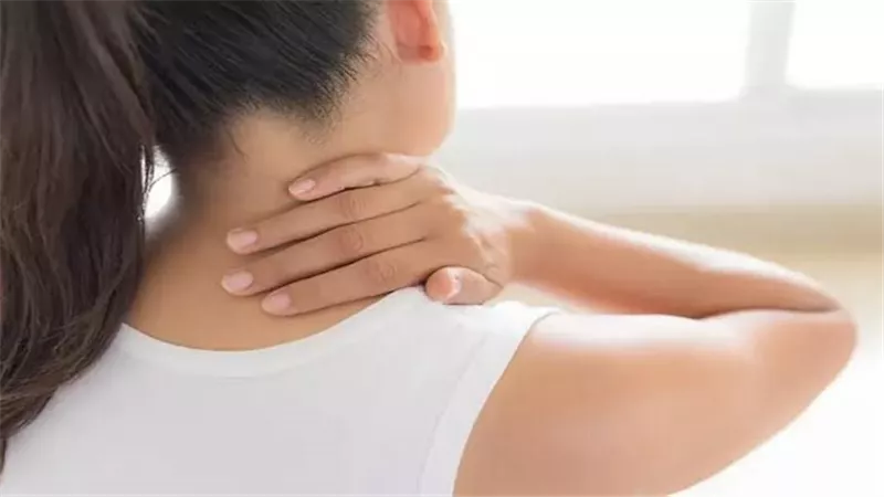 كل ما تحتاج معرفته عن «ضغط الفقرات العنقية».. الأعراض وطرق العلاج