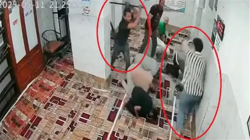 اقتحموا بيت الله.. شباب يعتدون بالضرب على شخص داخل مسجد بالقاهرة
