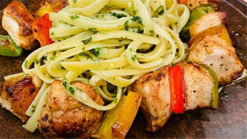 طريقة عمل شيش طاووق بمذاق المطاعم مع صوص البيستو
