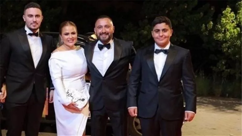 أحمد السقا يشارك جمهوره لمحات من حياته الأسرية.. «أنا فخور بولادي»