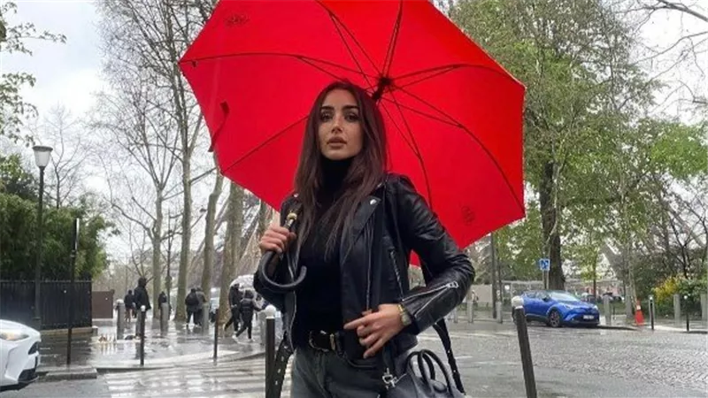 هنا الزاهد تتألق في شوارع باريس بإطلالة كاجوال أنيقة.. ومتابعوها.. جمالها طبيعي