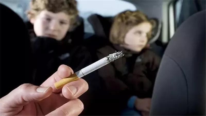 الدخان العالق في ملابسك.. كيف يهدد التدخين صحة أطفالك دون أن تدري؟