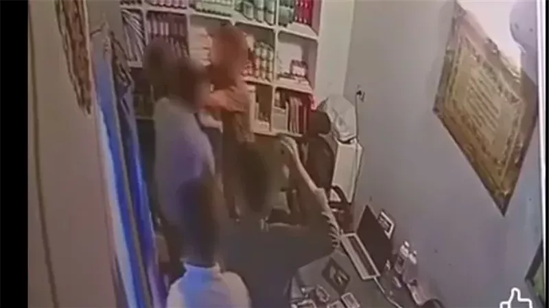 الداخلية تكشف ملابسات فيديو الاعتداء على شاب داخل محل بالشرقية.. خلافات جيرة