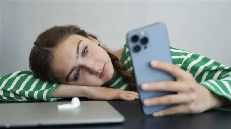 مخاطر الهواتف الذكية على الأطفال.. 7 نصائح للوقاية من الإدمان الرقمي 