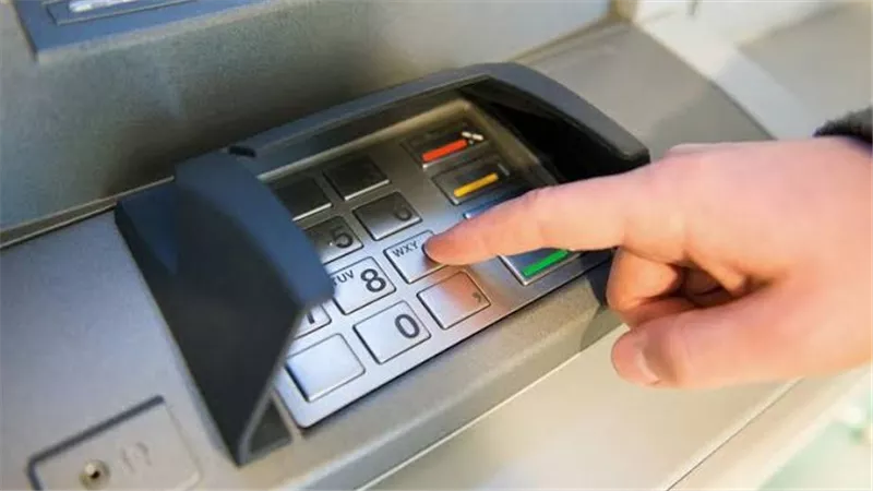 كيف تؤثر قرارات «المركزي» على المتعاملين مع البنوك؟
