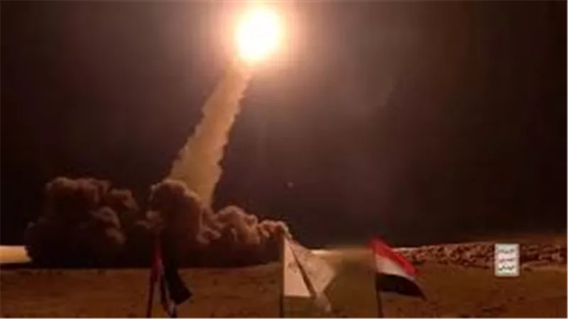 صافرات إنذار ودوي انفجارات.. صاروخ من اليمن يهز إسرائيل والجيش يرد