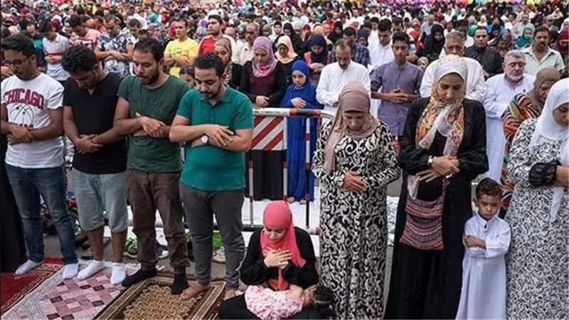 الأوقاف تحذر.. صلاة مختلطة دون فاصل بين الرجال والنساء مخالفة شرعية