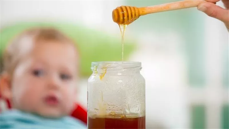 احذر هذا الخطأ الشائع.. لماذا يشكل العسل خطرًا على حياة الرضع؟