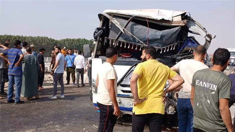 تصادم مروع بمحور الضبعة الصحراوي يسفر عن إصابة 10 أشخاص.. صور