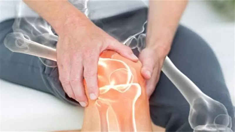 يأكل عظامك في صمت.. تعرف على علامات «هشاشة العظام» وسبل الوقاية