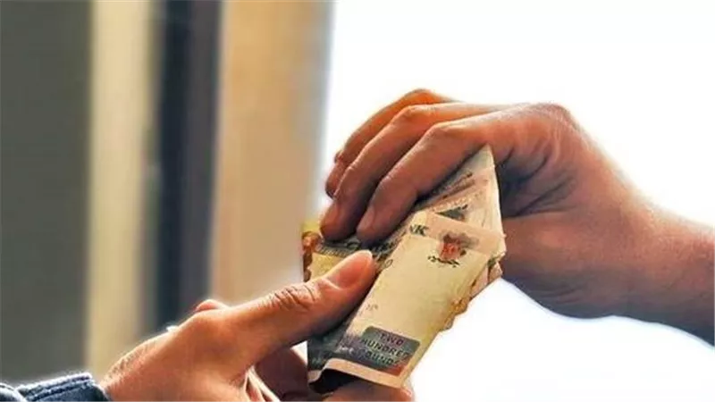 «تصدّقت دون علمه».. هل تُؤثم الزوجة إذا أنفقت من مال زوجها سرًا؟