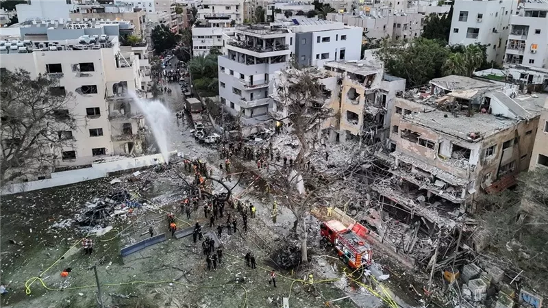 انفجارات تهز إسرائيل.. قصف إيراني يستهدف مواقع استراتيجية في حيفا