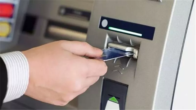 بعد قرارات البنك المركزي.. تفاصيل حدود السحب من البنوك وماكينات ATM وإنستاباي