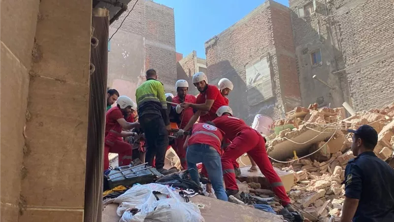 إنقاذ مواطن من تحت أنقاض القبة بعد نداء استغاثة وفقدان أسرته بالكامل