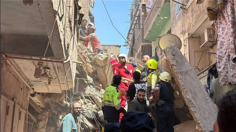 قوات الإنقاذ تواصل الليل بالنهار بحثا عن أحياء تحت أنقاض حدائق القبة