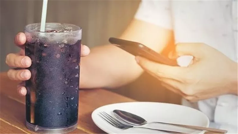 أطباء يحذرون: مشروبات يومية تُضعف القلب وتضاعف خطر الجلطات 