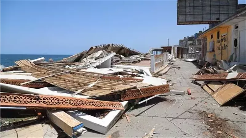 «كأنه يوم القيامة».. عاصفة غير مسبوقة تضرب الإسكندرية وتعيد مشاهد كارثة 2015