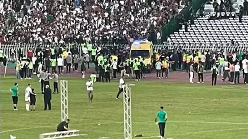 التتويج بالدوري يتحول إلى كارثة.. جماهير مولودية الجزائر تسقط من المدرجات