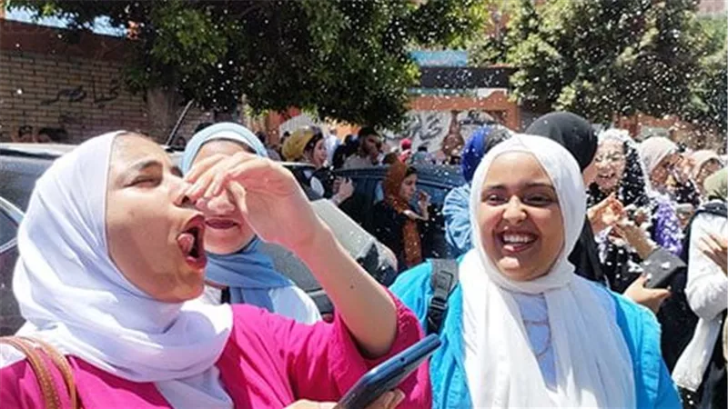 بهجة وارتياح.. طلاب الثانوية العامة يحتفلون بسهولة امتحان اللغة العربية