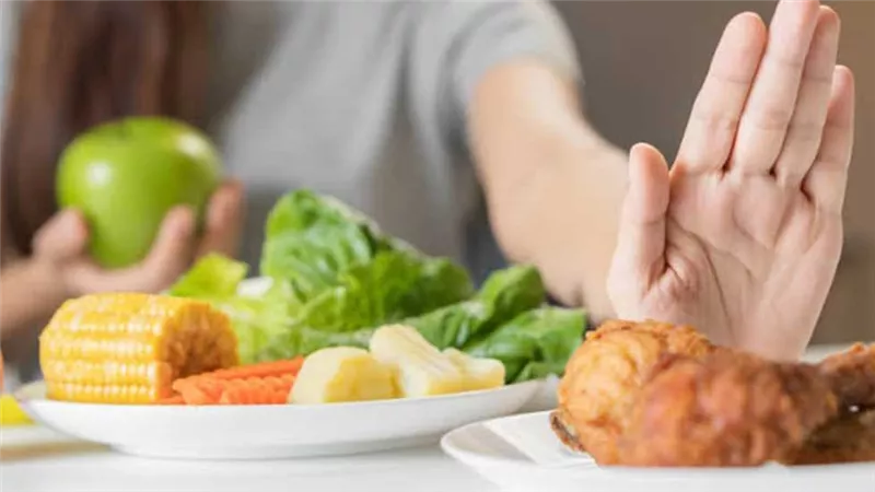 احذر هذه الأطعمة في الصيف.. ترهق الجهاز الهضمي وتزيد إحساسك بالحر 