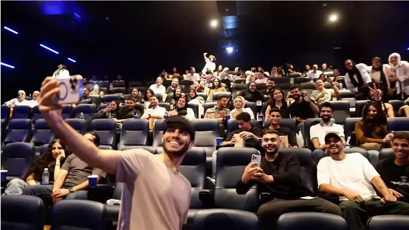 «مينا مسعود» يفاجئ الجمهور في القاهرة بحضوره عرض فيلمه «في عز الضهر»