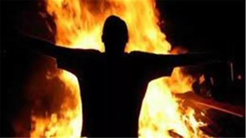 شاب يشعل النار في والده بسبب خلافات أسرية.. والأجهزة الأمنية تضبط المتهم